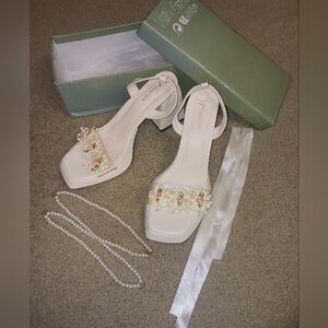 NEW, UNWORN Elegant Cream PROM OR BRIDAL SHOES with Floral Accents, CLEAR, 8.